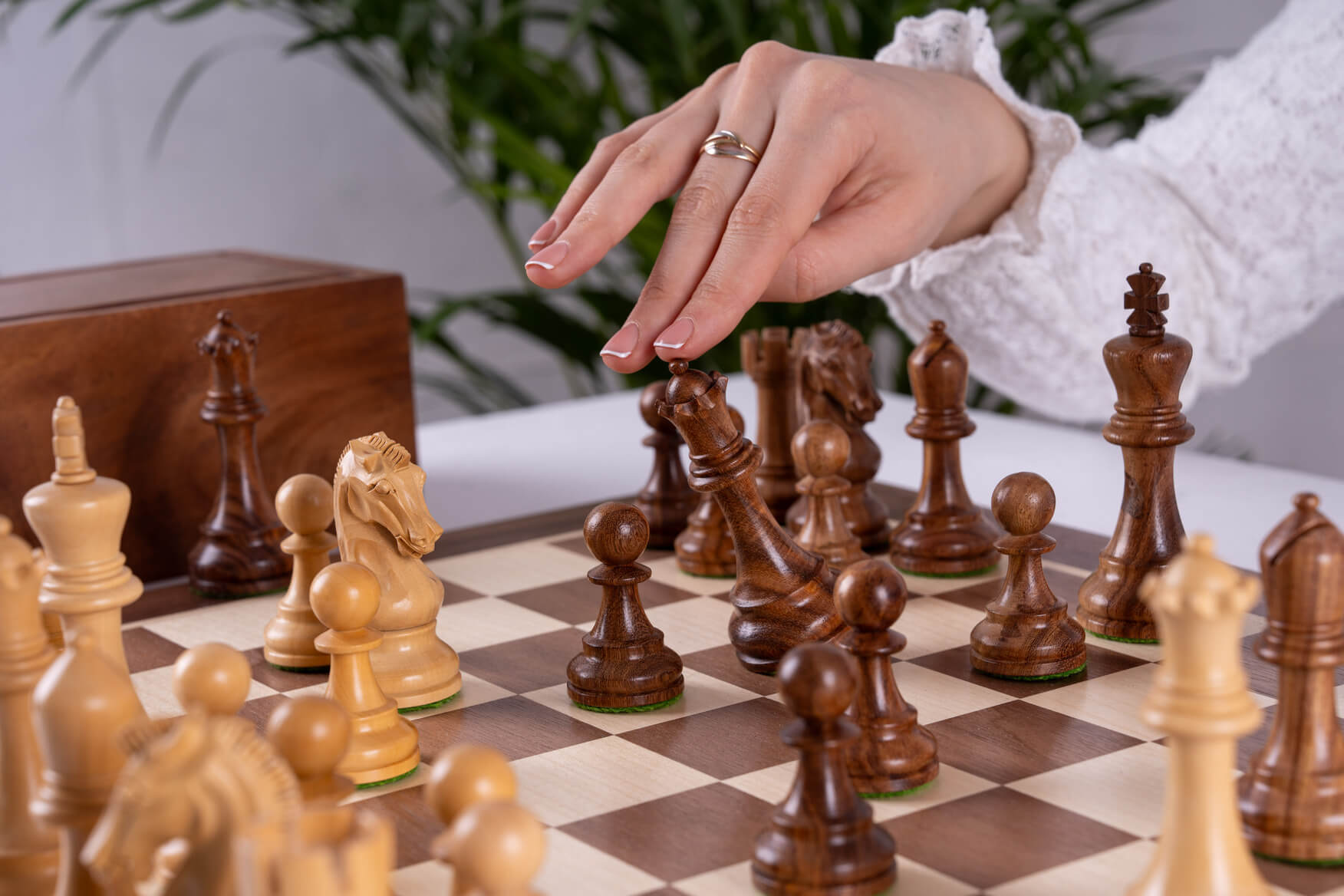 'Dynastie' Chess Pieces <br>Crafted in Acacia and Boxwood