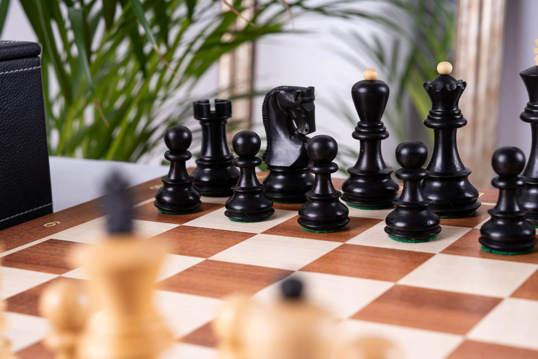 Banner Chess Set <br>in Mahogany and Boxwood