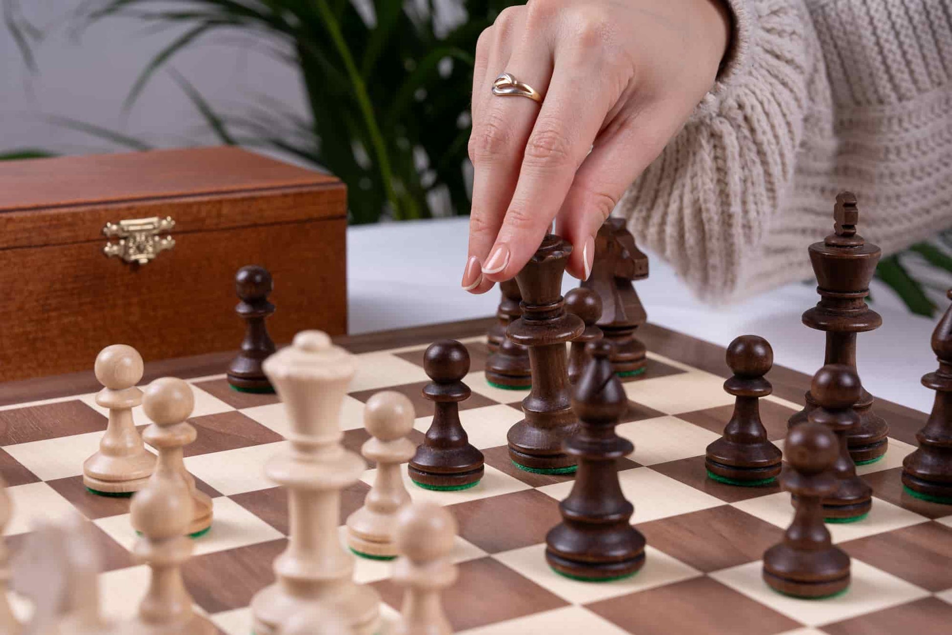 'Royal' Chess Set Crafted <br>in Maple and Walnut Wood