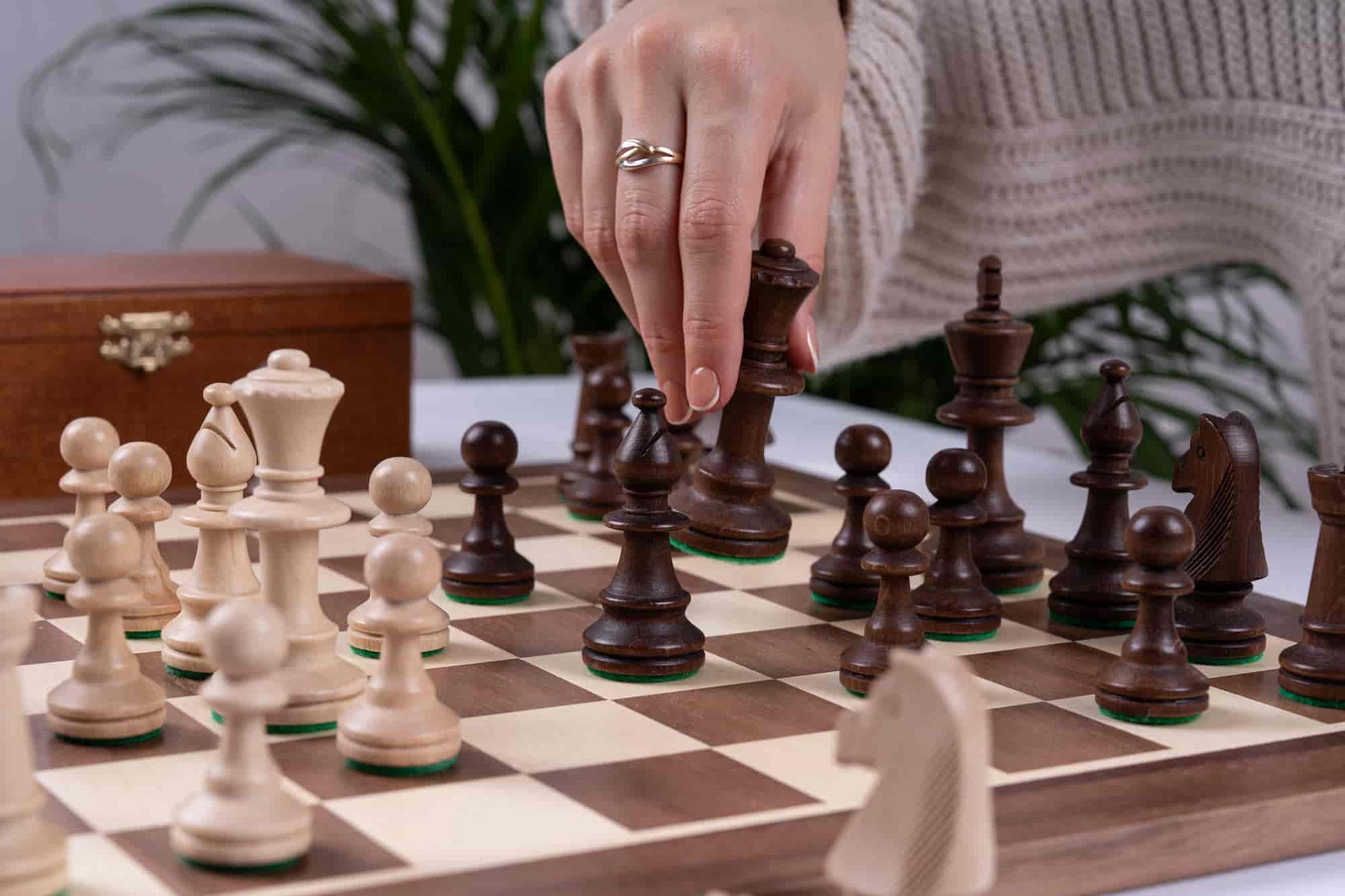 'Royal' Chess Set Crafted <br>in Maple and Walnut Wood