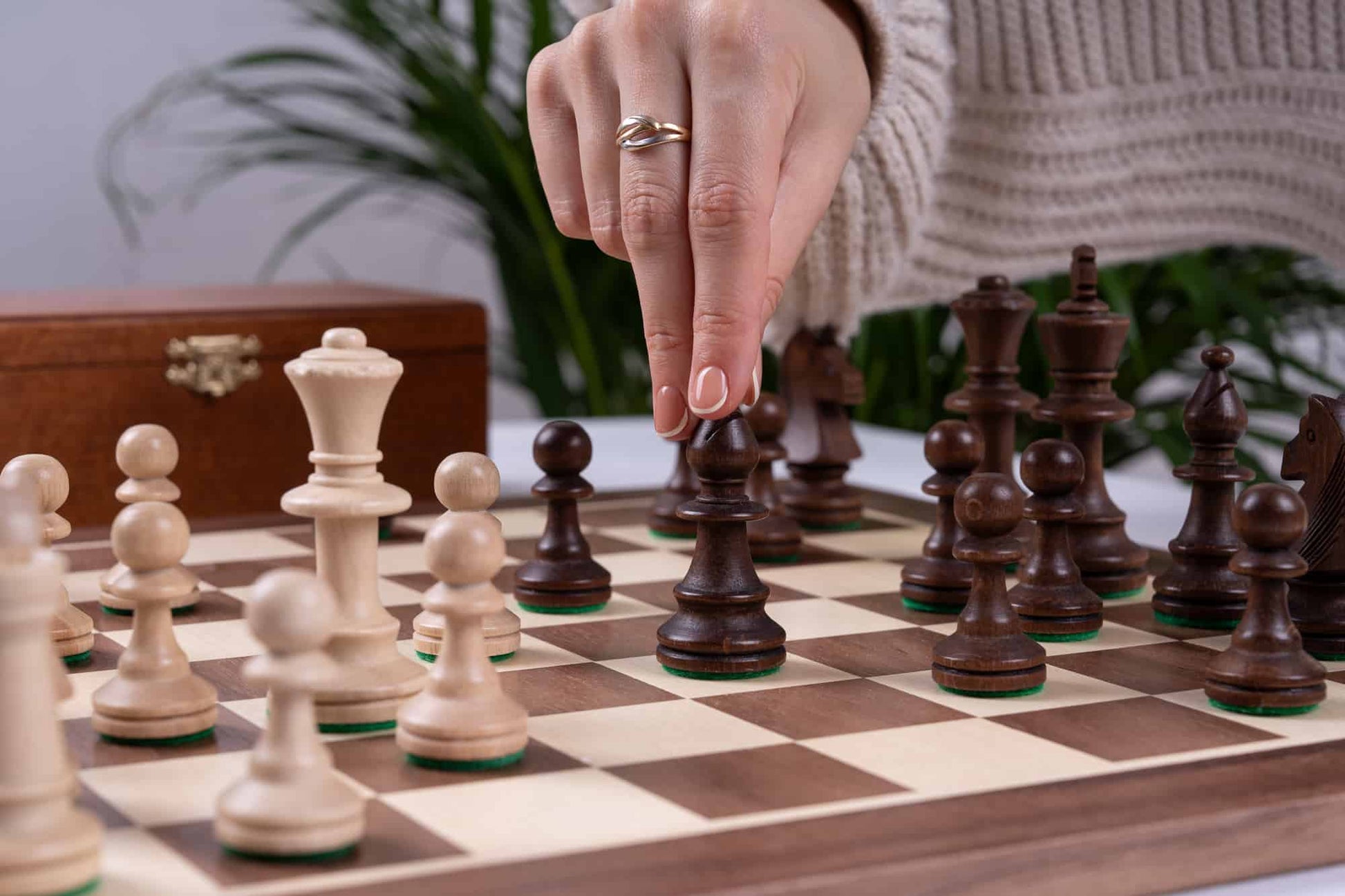 'Royal' Chess Set Crafted <br>in Maple and Walnut Wood